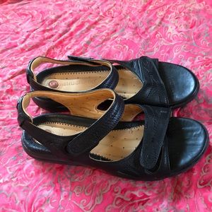 Clarks Unstructured Black Leather size 9 sandals